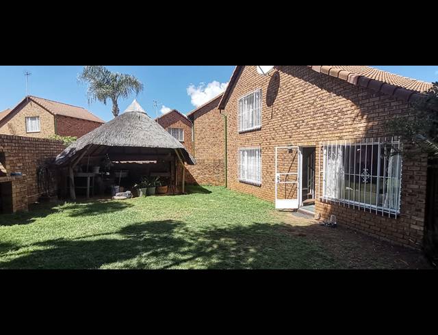 2 BEDROOM TOWNHOUSE FOR SALE IN BASSONIA